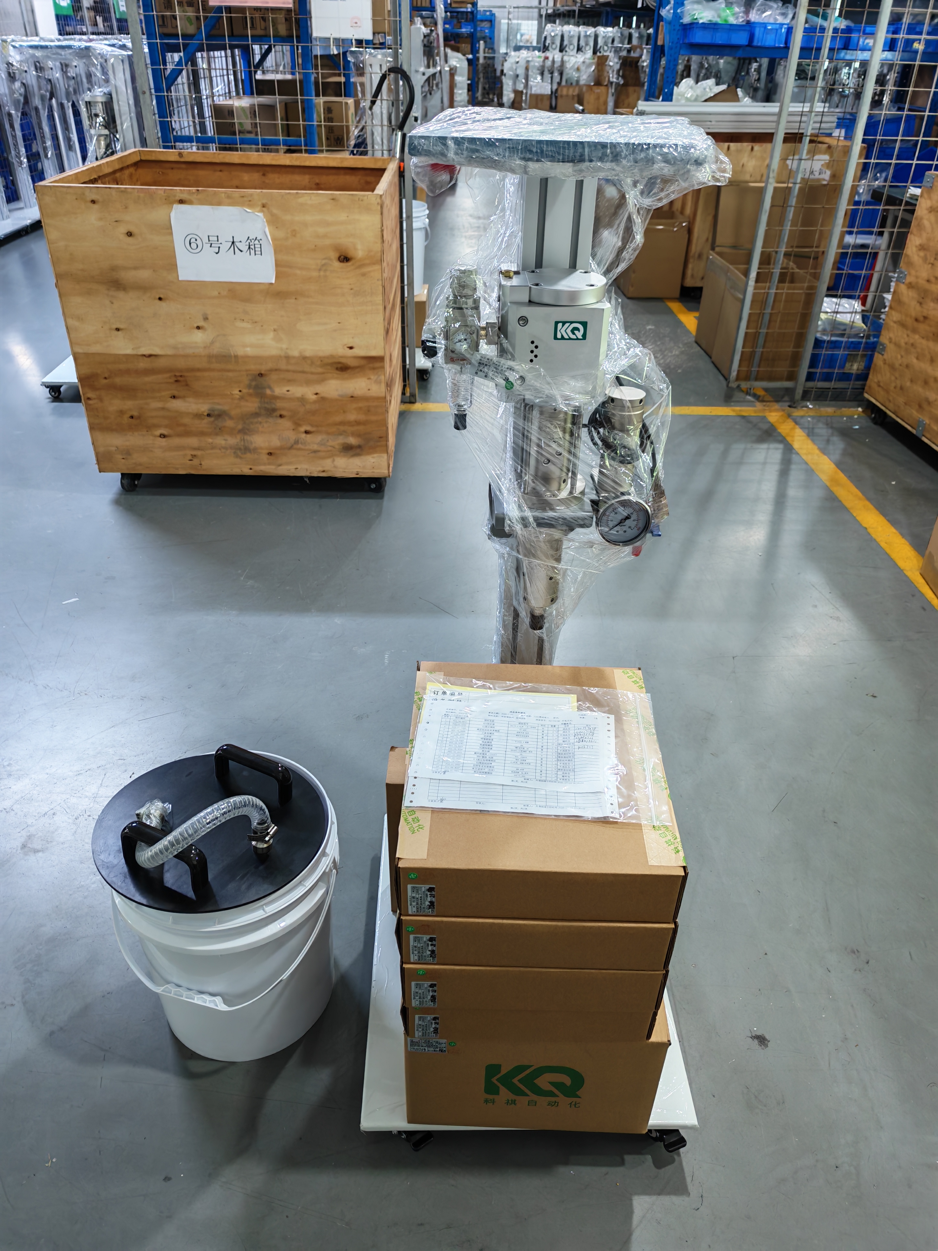Four-channel cold glue application system with five glue guns