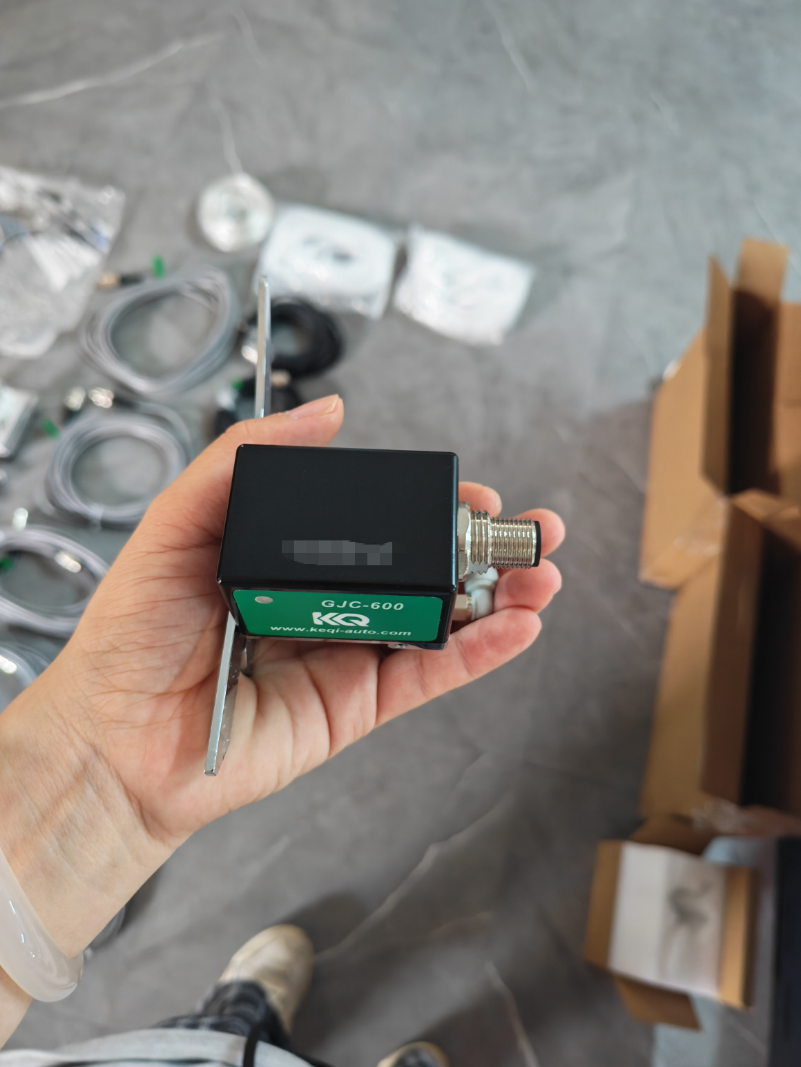 Roller glue inspection head for continuous adhesive monitoring