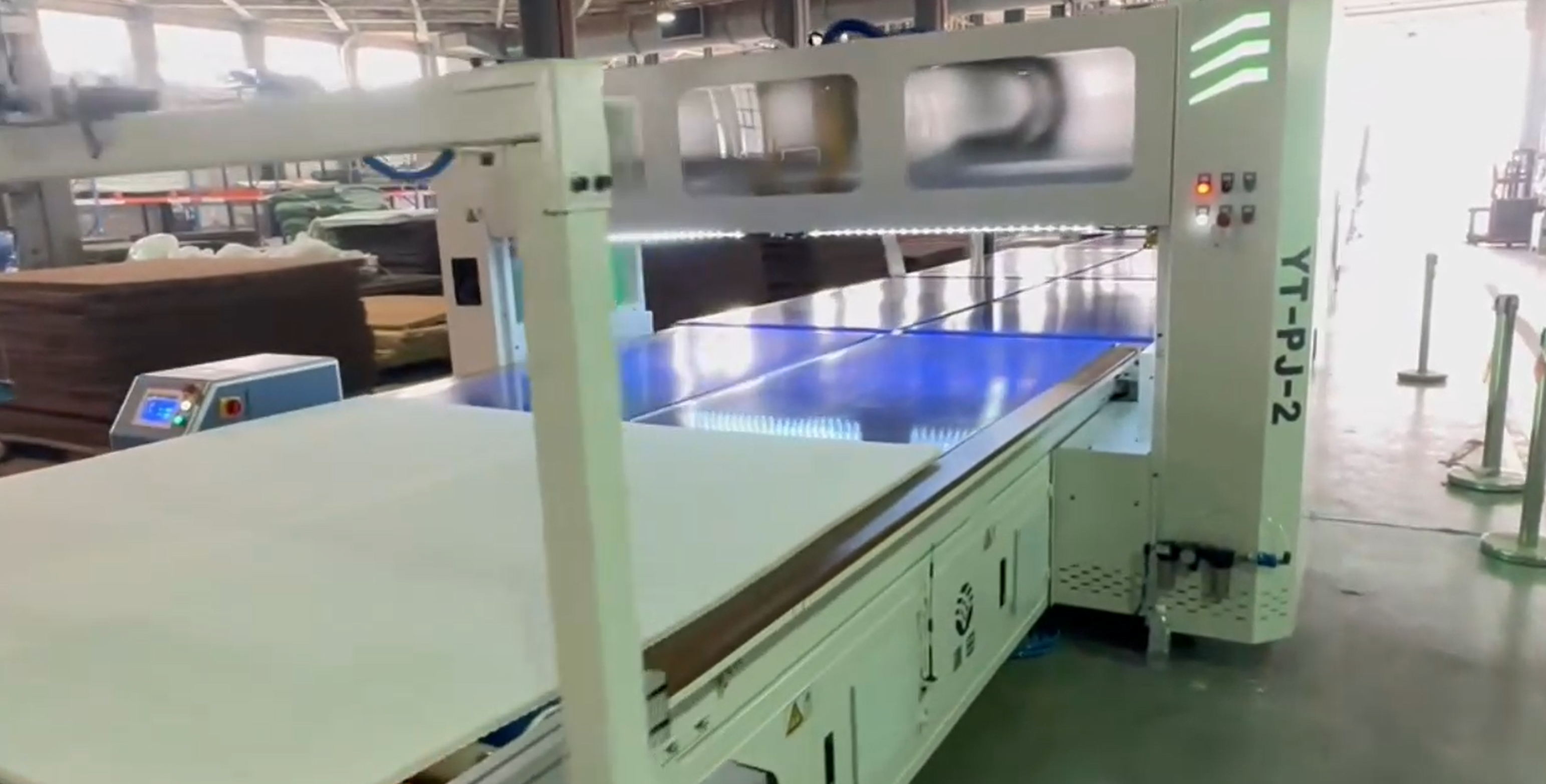 Case Study：Automatic Hot Melt Glue System for Mattress Bonding
