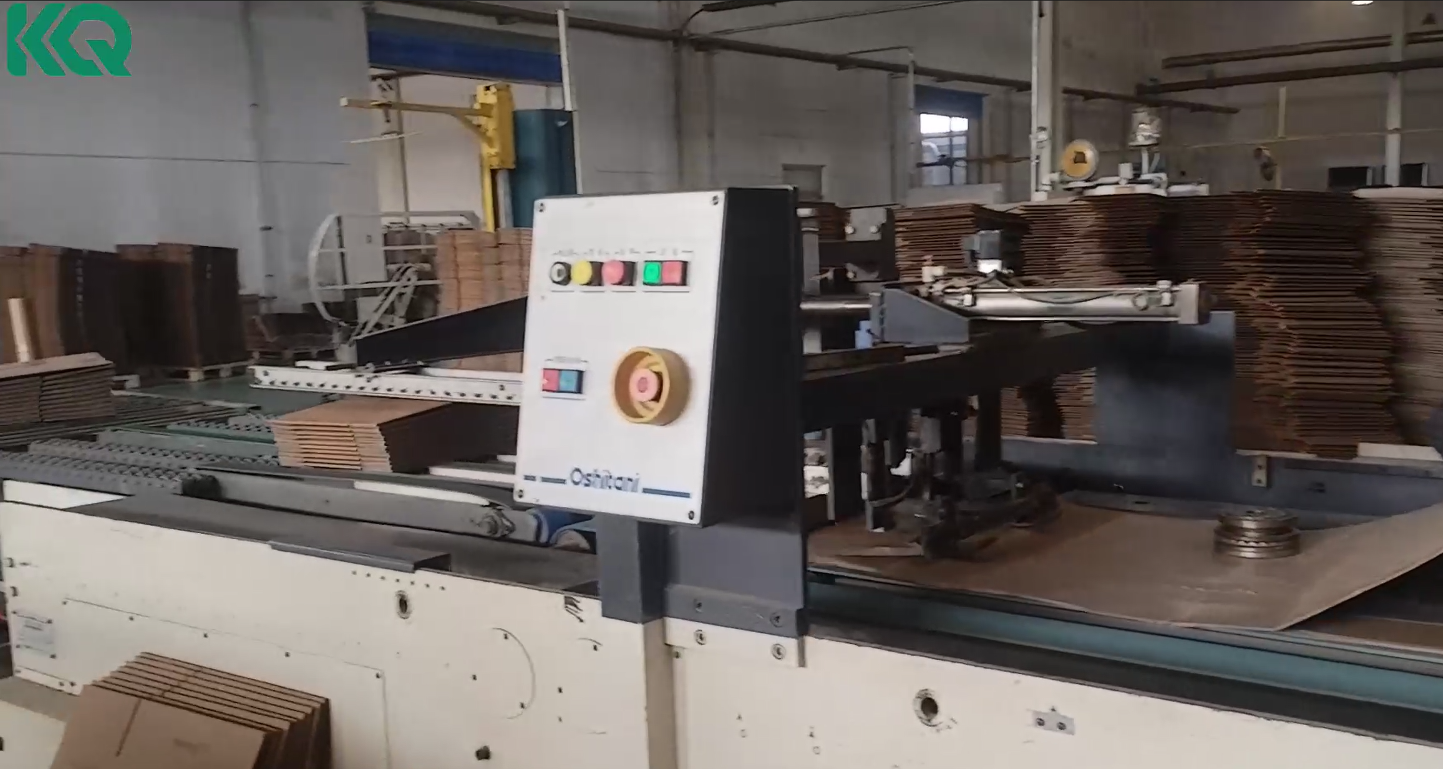 Finished corrugated boxes produced with inline multi-gun cold glue system