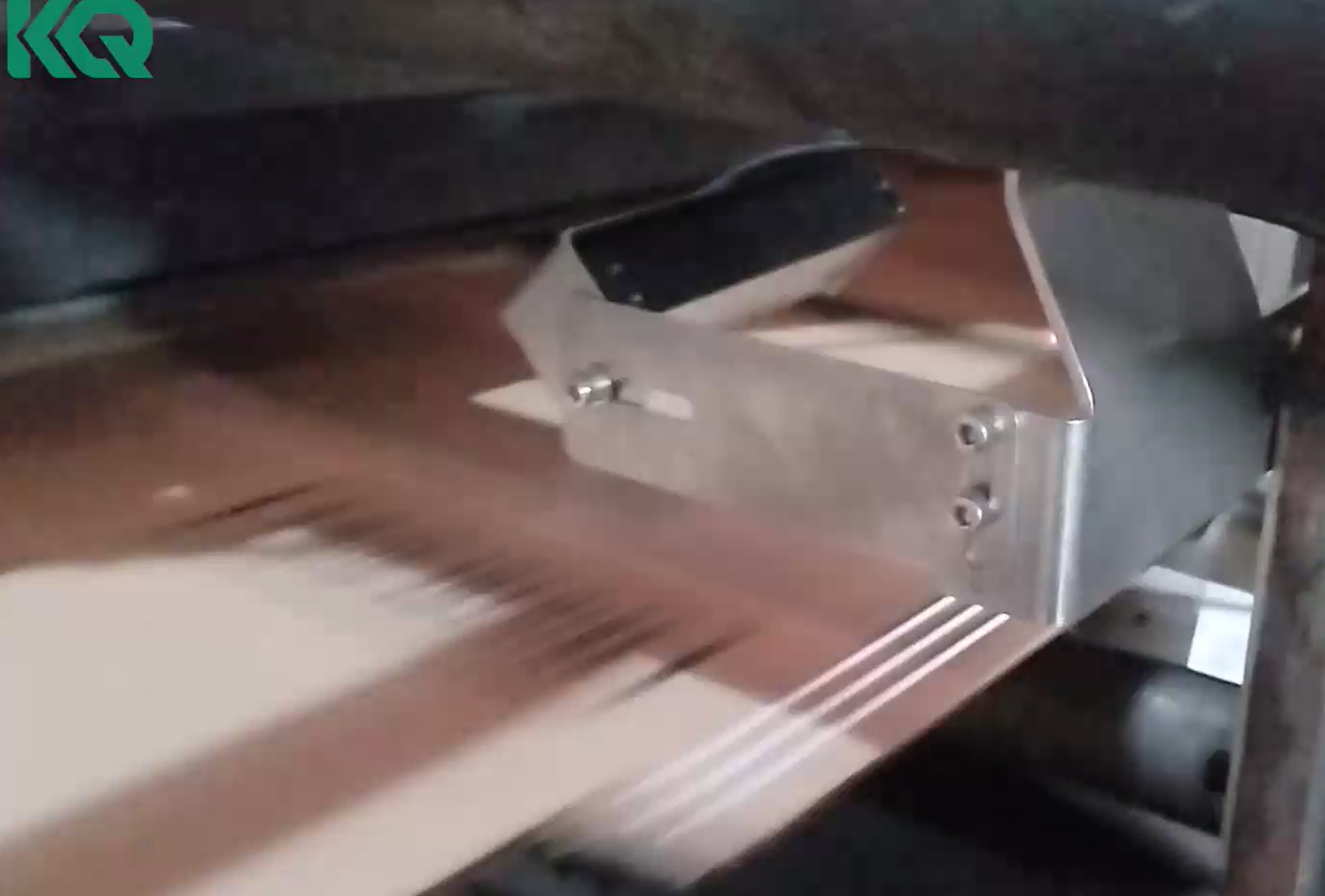 Three glue lines applied on corrugated carton blanks
