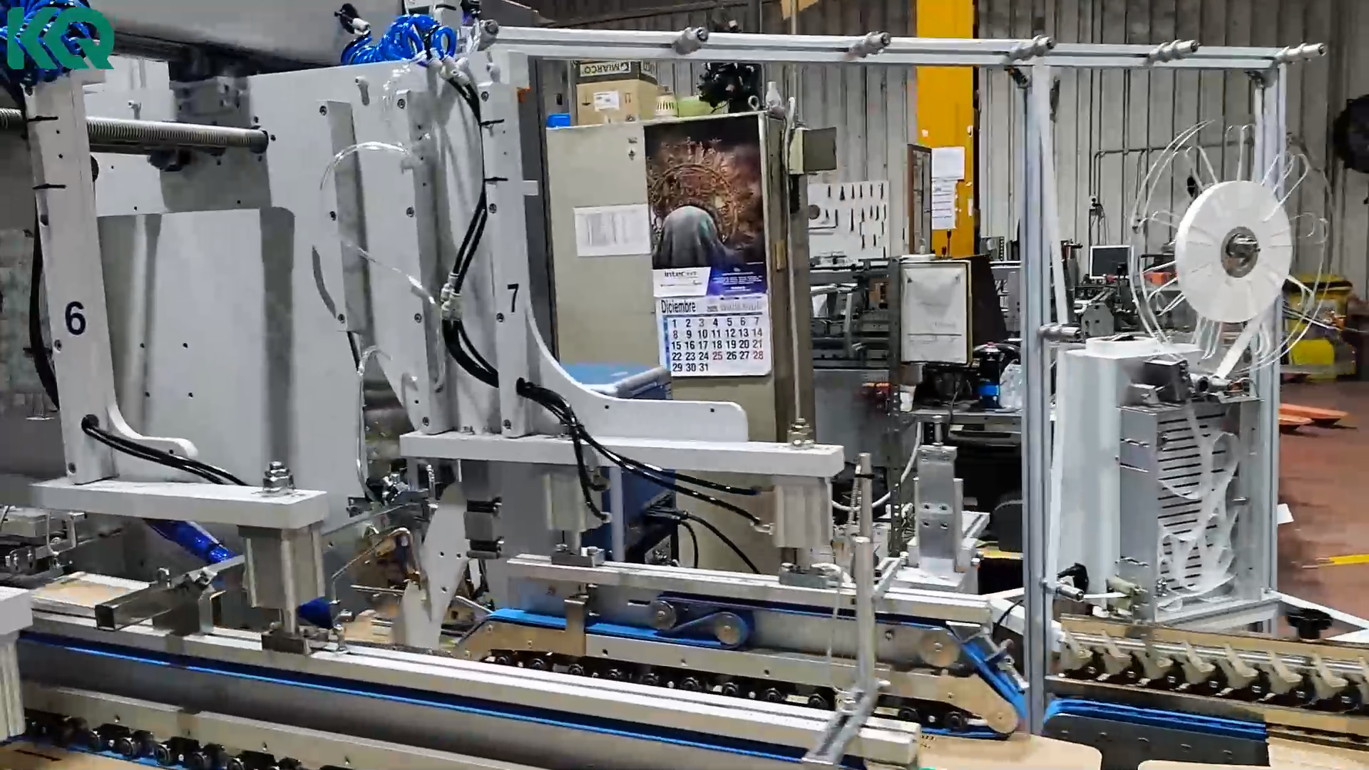 Automatic release liner feeding unit for carton packaging