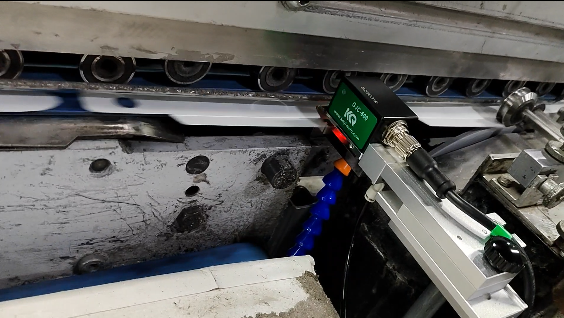 Barcode detection system integrated into a folder gluer production line