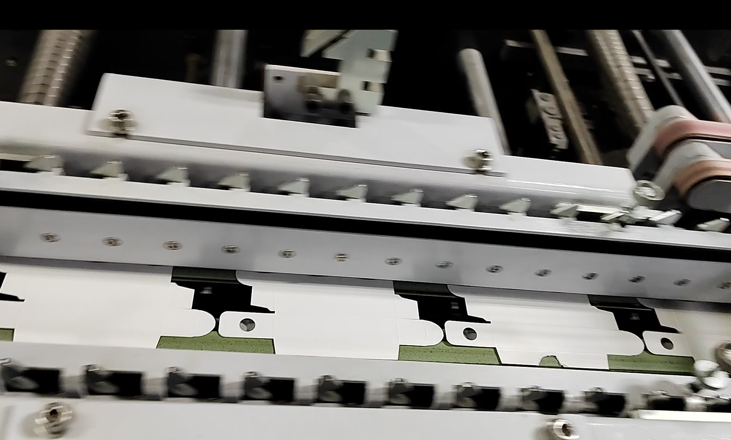 Glue wheel detection sensor monitoring adhesive application on a folder gluer